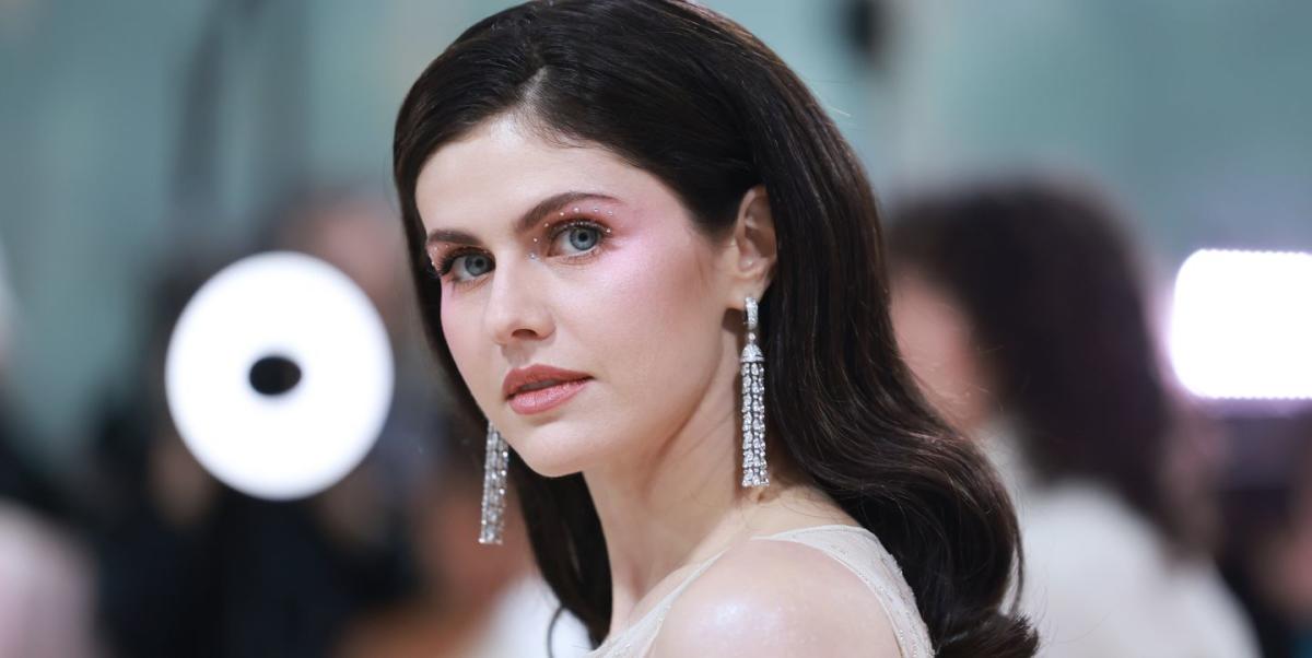 Alexandra Daddario Posed Buck Naked On IG, and Fans Went Bonkers - Yahoo  Sports