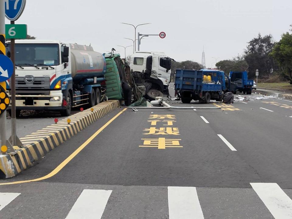 陳姓男子駕駛的曳引車，衝撞油罐車等，共有4人受傷。（圖：清水警分局提供）