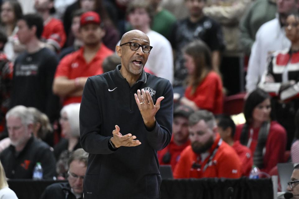 Central Florida head coach Johnny Dawkins signals players from the sideline during the second half of an NCAA college basketball game against Texas Tech, Saturday, Feb. 10, 2024, in Lubbock, Texas. (AP Photo/Justin Rex)