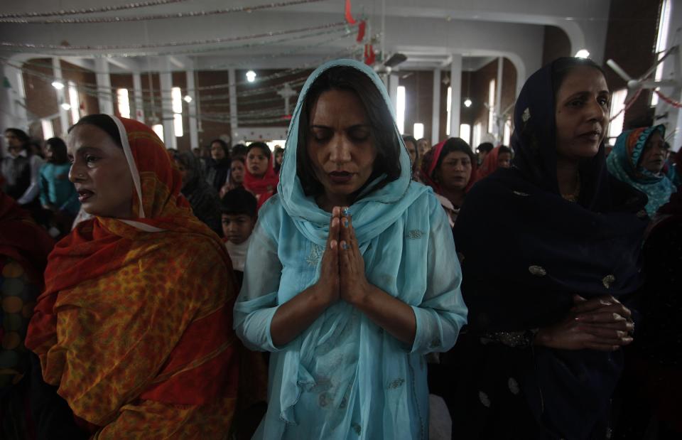 Pakistani Christians attend mass on Christmas day in All Saints Church in Peshawar December 25, 2013. A pair of suicide bombers blew themselves up outside the 130-year-old Anglican church in Pakistan after Sunday Mass on September 22, 2013 killing 96 people and injuring around 130 others in the deadliest attack on Christians in the predominantly Muslim country. REUTERS/Fayaz Aziz (PAKISTAN - Tags: RELIGION SOCIETY)