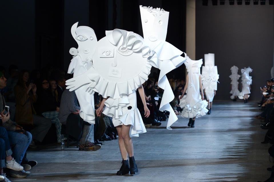 Viktor & Rolf : Runway - Paris Fashion Week - Haute Couture Spring Summer 2016