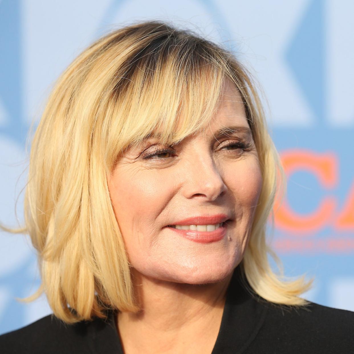  Kim Cattrall looks to the side at a red carpet 