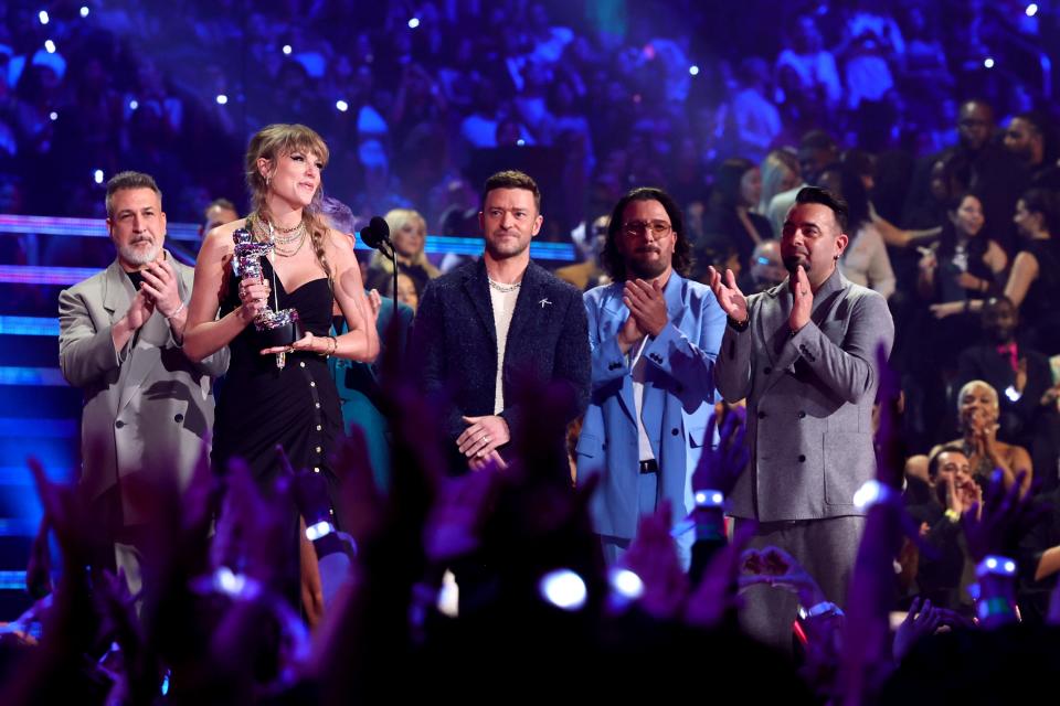 超級男孩在MTV音樂錄影帶大獎頒獎給泰勒絲。（圖／Getty）