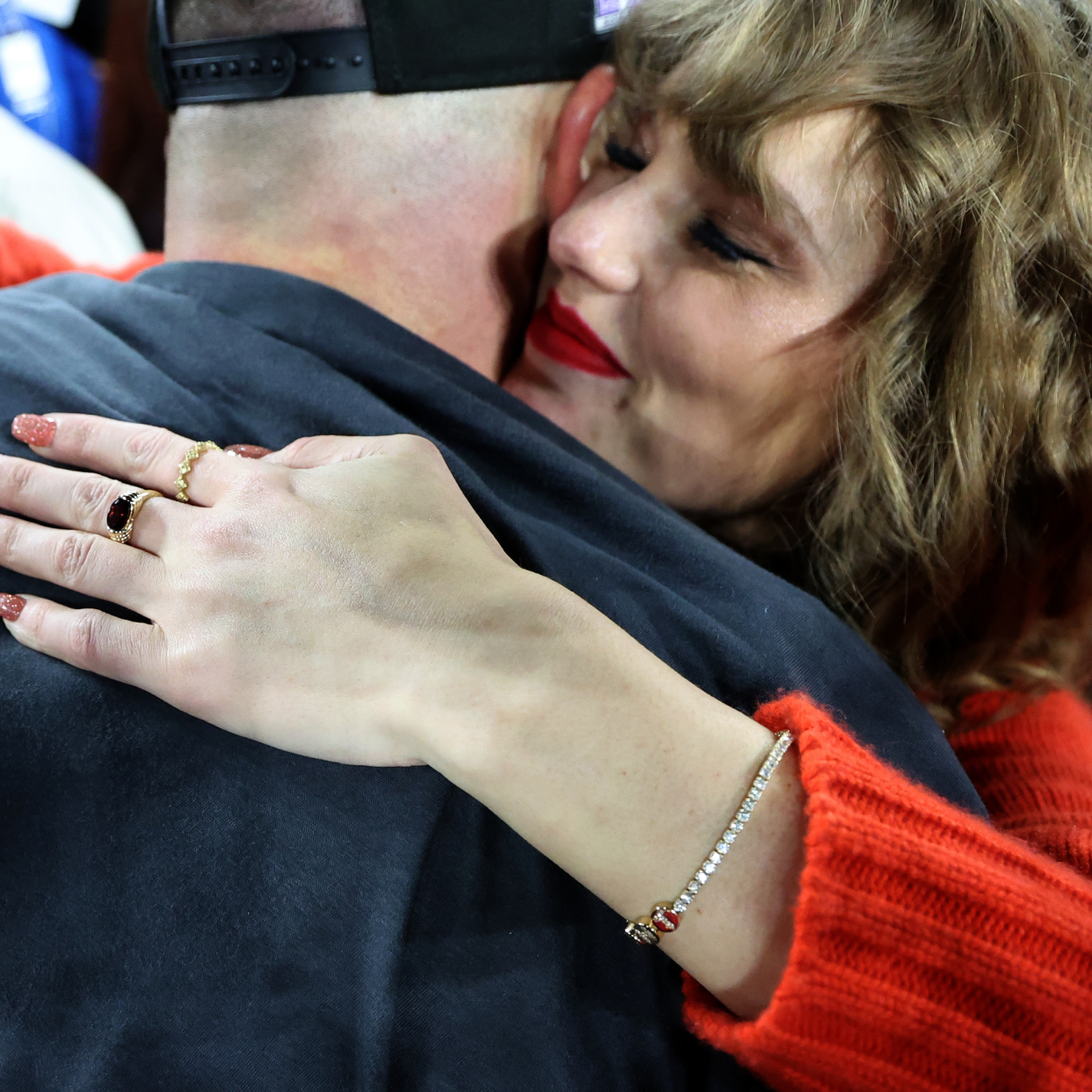  Travis Kelce #87 of the Kansas City Chiefs celebrates with Taylor Swift after a 17-10 victory against the Baltimore Ravens in the AFC Championship Game at M&T Bank Stadium on January 28, 2024 in Baltimore, Maryland. 