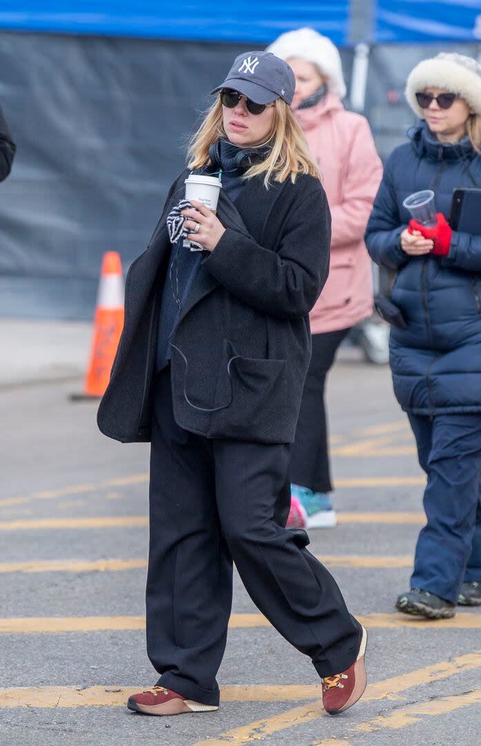 Scarlett Johansson, con café en mano, pasó toda la tarde filmando en  Coney Island junto al equipo de su nuevo proyecto. La actriz llevaba un look sport con un amplio blazer, pantalón en tonalidades grises y coloridas zapatillas deportivas que acompañó con una gorra del equipo de béisbol New York Yankees