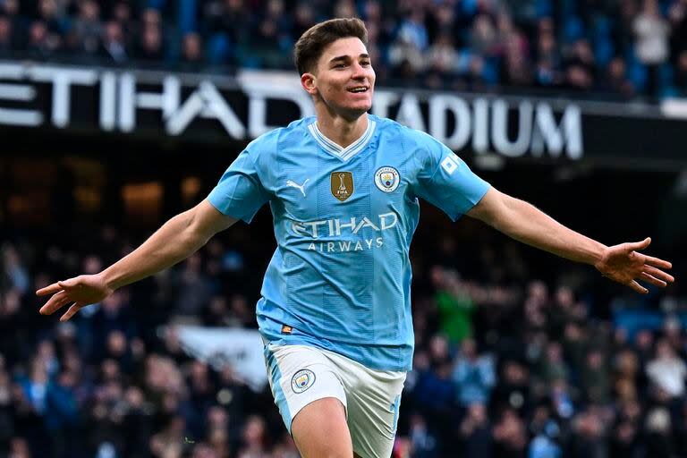 Julián Álvarez celebra su gol ante Huddersfield Town por la FA Cup; anotó su quinto tanto en cuatro partidos