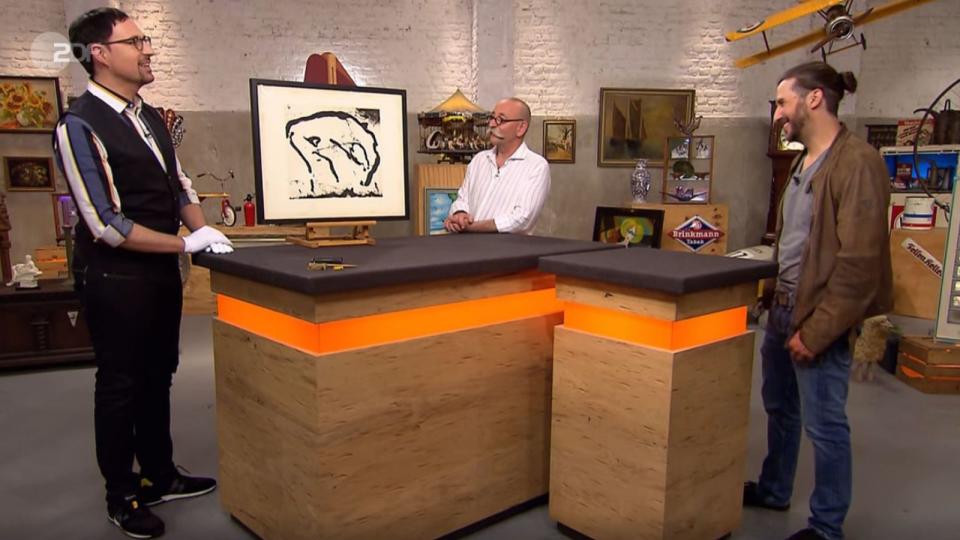 "Das ist definitiv moderne Kunst", begrüßte er Ben Gambach (rechts) am Trödeltisch. Der hatte das Kunstwerk bei einer Internet-Auktion ersteigert. (Bild: ZDF)