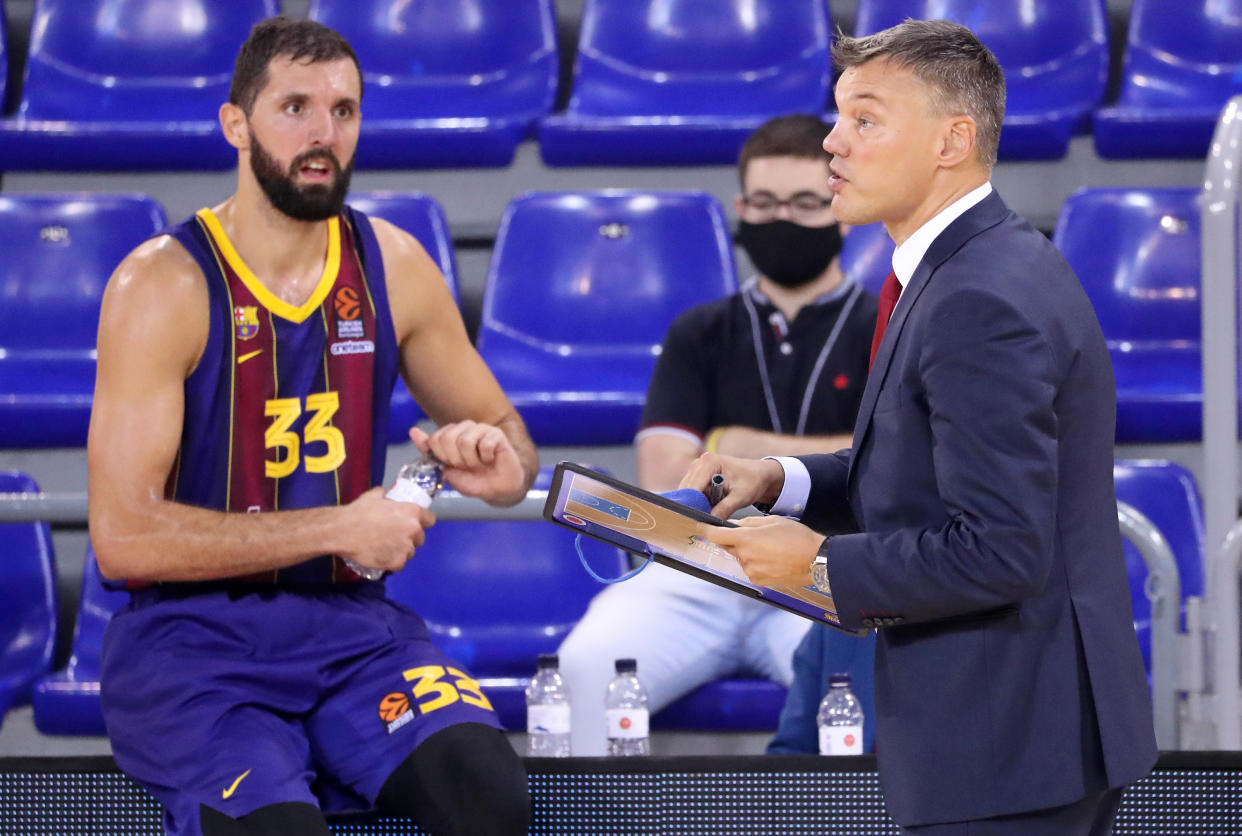 Sarunas Jasikevicius and Nikola Mirotic during the match between FC Barcelona and CSKA Moscow, corresponding to the week 1 of the Euroleague, played at the Palau Blaugrana, on 01st October 2020, in Barcelona, Spain. (Photo by  Joan Valls/Urbanandsport/NurPhoto via Getty Images)