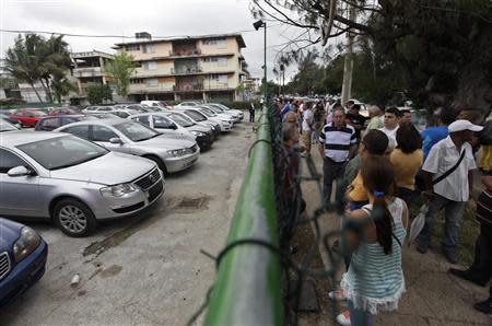 People line up to buy used cars at a government owned dealership in Havana January 3, 2014. REUTERS/Enrique de la Osa