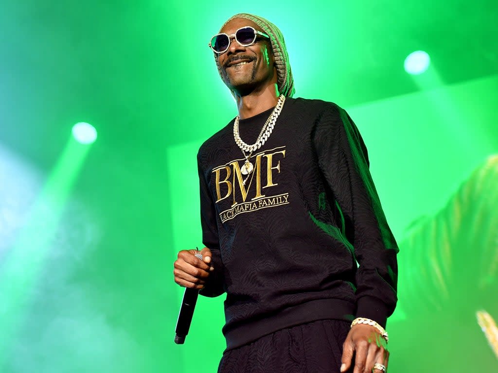 Snoop Dogg performs on 23 September 2021 in Atlanta, Georgia (Paras Griffin/Getty Images for STARZ)