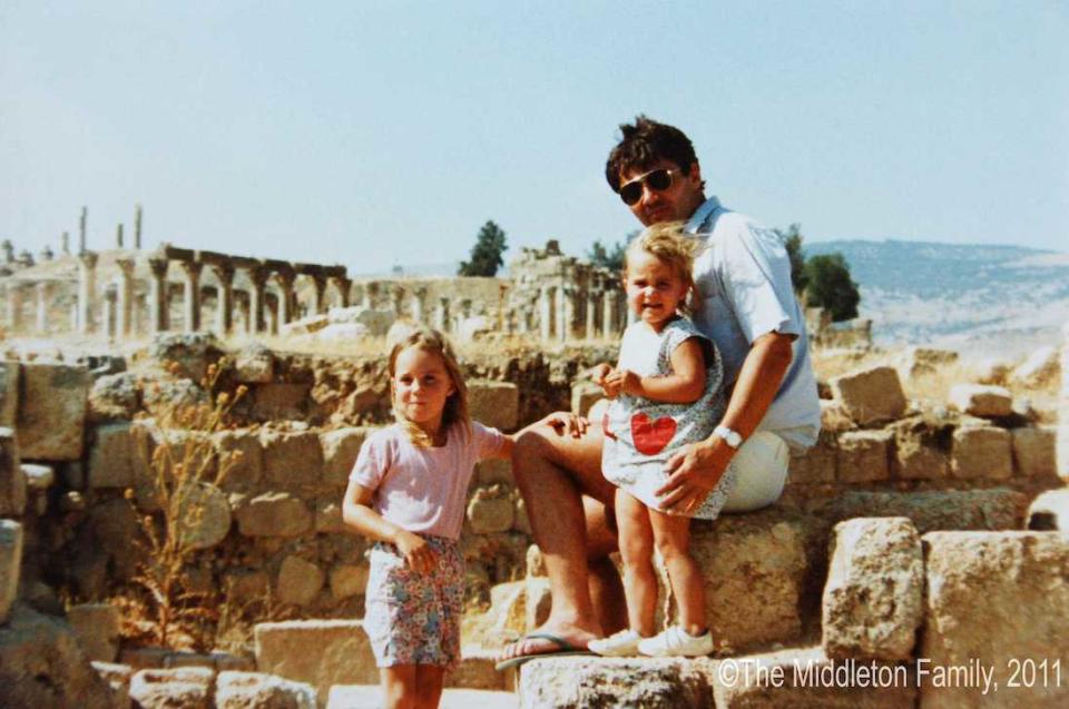 1986 : avec son père et sa sœur, Pippa, en Jordanie