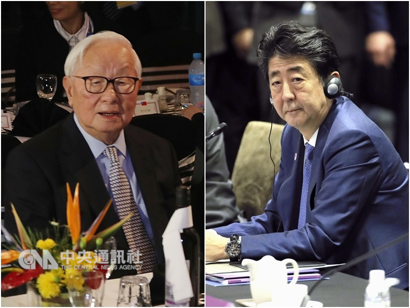APEC領袖代表張忠謀（左）18日與日本首相安倍晉三（右）會談約20分鐘。（中央社檔案照片／共同社提供）