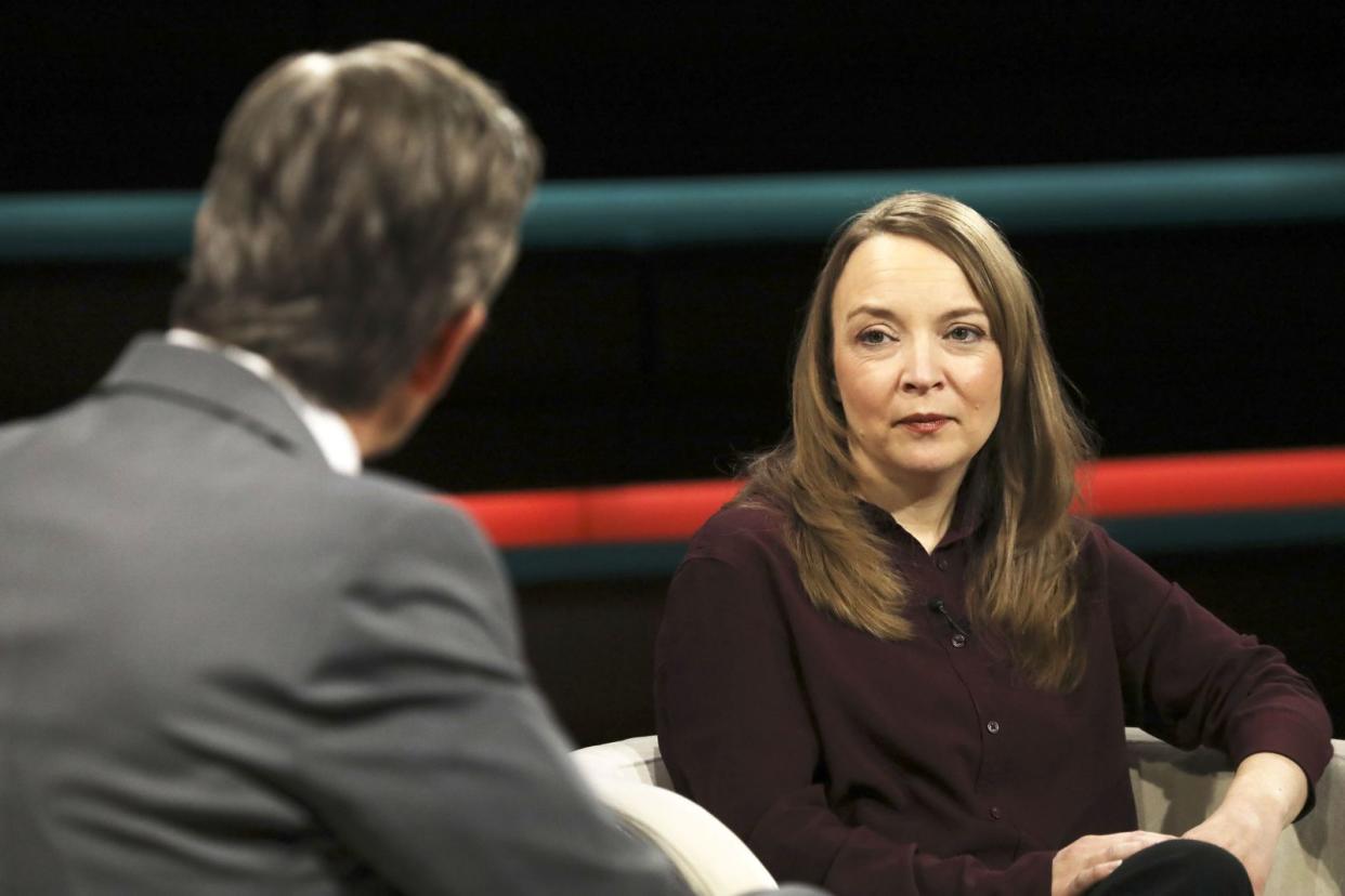 Dr. Melanie Müller erklärte im Gespräch mit dem ZDF-Moderator, wie stark die Position Chinas in Afrika ist. (Bild: ZDF / Cornelia Lehmann)