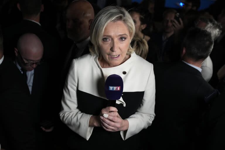 La líder del partido de extrema derecha Agrupación Nacional, Marine Le Pen, responde a una cadena de televisión después de la segunda vuelta de las elecciones legislativas, el domingo 7 de julio de 2024, en la sede de la noche electoral del partido en París.