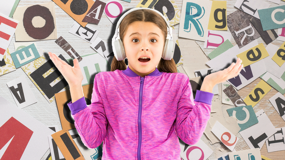 Niña sorprendida con auriculares y con letras de fondo