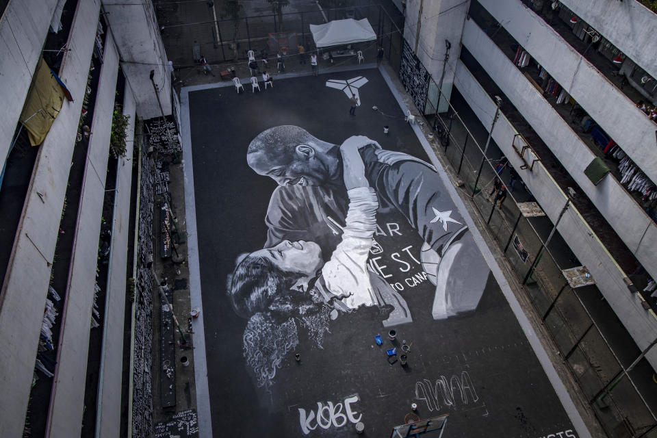 A giant mural of former NBA star Kobe Bryant and his daughter Gianna, painted hours after their death, is seen at a basketball court on Jan. 28, 2020, in the basketball-obsessed Philippines.&nbsp; (Photo: Ezra Acayan via Getty Images)