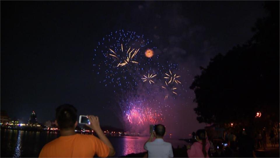 點亮高雄夜空 左營蓮池潭煙火秀登場