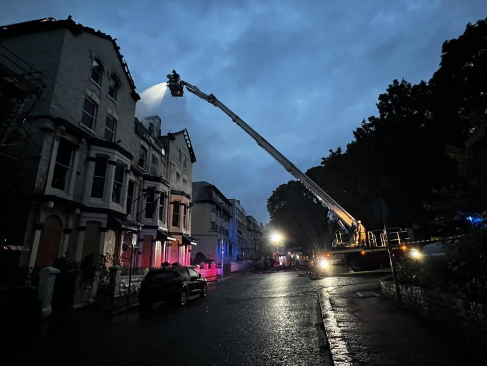 York Press: Bomberos trabajando en el lugar