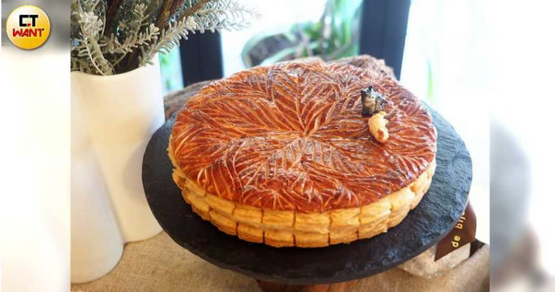 「花冠國王餅」將派皮雕成洛神花形狀，滋味酸甜。（預購優惠價790元）