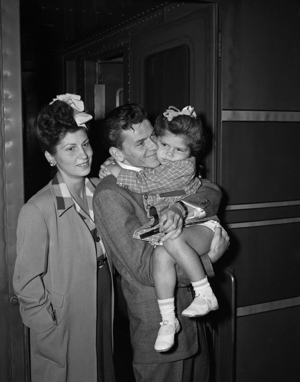 1943: The Sinatra Family
