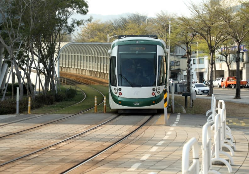 高雄新的旅運中心，可連結輕軌，讓遊客進入市區消費。張智傑攝