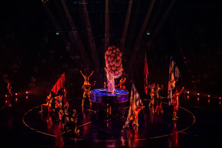 Circo y fútbol, de la mano en una puesta magistral