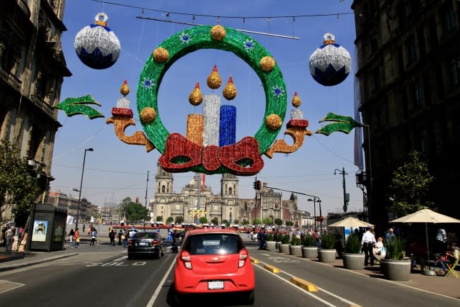 <p>México, 4 Dic 2018 (Notimex- Javier Lira).- En el zócalo capitalino y sus alrededores ya lucen los tradicionales adornos navideños.<br>NOTIMEX/FOTO/JAVIER LIRA OTERO/JLO/HUM/PONCHE/<br></p>