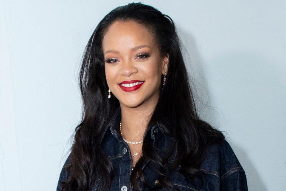 <p>Sie ist einer der größten Popstars des 21. Jahrhunderts: Rihanna. Und dennoch weiß kaum jemand, wie man ihren Namen richtig ausspricht. Klingt er wie Reh-Anna, Ri-Ahna oder Ri-Henna? Doch nicht nur der Popstar, auch andere Promis machen es uns deutlich schwer, ihre Namen korrekt auszusprechen. Bei manchen werden Sie staunen! (Bild: Kristy Sparow/Getty Images For FENTY)</p> 