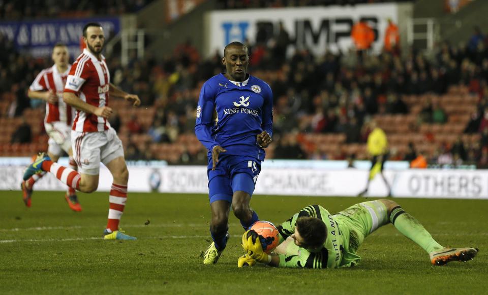 Leicester City's Lloyd Dyer (L) challenges Stoke City's Jack Butland during their FA Cup third round soccer match at the Britannia stadium in Stoke-on-Trent, central England January 4, 2014. REUTERS/Stefan Wermuth (BRITAIN - Tags: SPORT SOCCER)