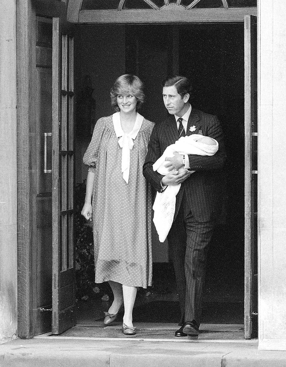 <p>El día en que presentó oficialmente a su hijo Guillermo, Diana lució uno de sus vestidos más recordados. Simple, elegante, con lunares y unos detalles impecables para la ocasión.<br> Crédito: APImages </p>