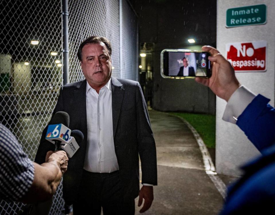 Miami, Florida, 14 de septiembre de 2023 - Un desafiante comisionado municipal de Miami, Alex Díaz de la Portilla, habla con reporteros después de que lo dejaran salir del centro de detención TGK tras su arresto.