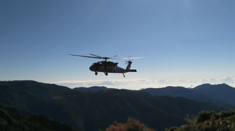 空勤總隊收到高山救援消息後，立刻飛往嘉明湖山屋旁。（圖／記者王浩原提供）