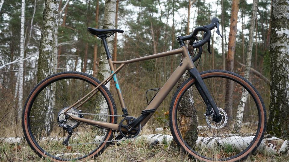 Das Grade ist das erste E-Gravelbike der amerikanischen Marke GT, die vor allem mit BMX-Rädern bekannt wurde.