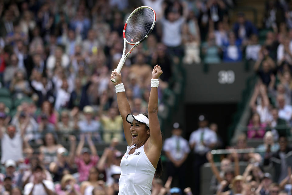 La británica Heather Watson celebra tras vencer a Kaja Juvan en la tercera ronda de Wimbledon, el viernes 1 de julio de 2022, en Londres. (AP Foto/Alastair Grant)