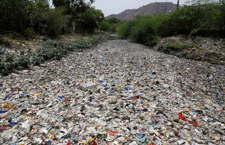 Des déchets flottent le long d’une rivière à Ajmer au Rajasthan dans le nord de l'Inde, le 8 mai 2018. (HIMANSHU SHARMA)