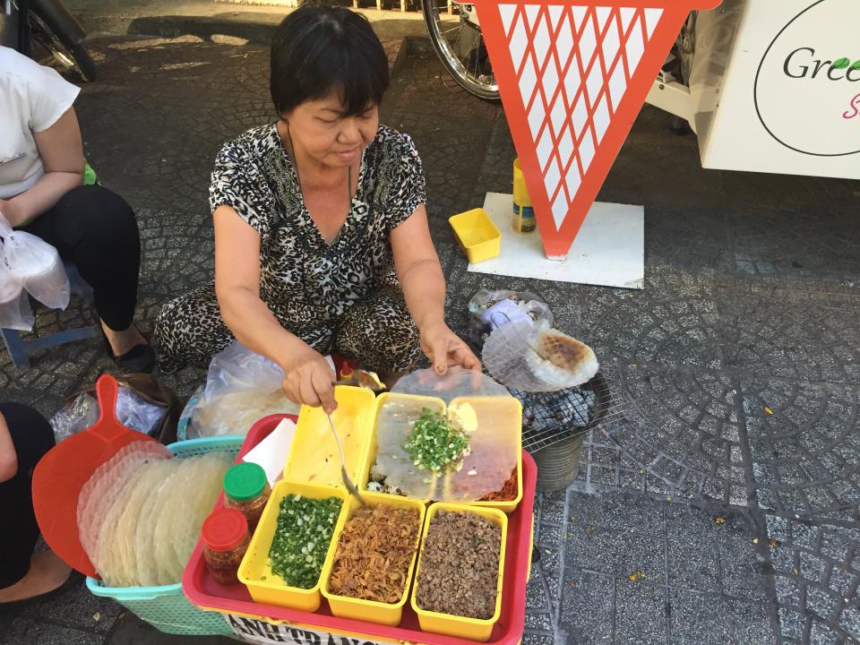 在路邊就可以看到各種蔥烤薄餅