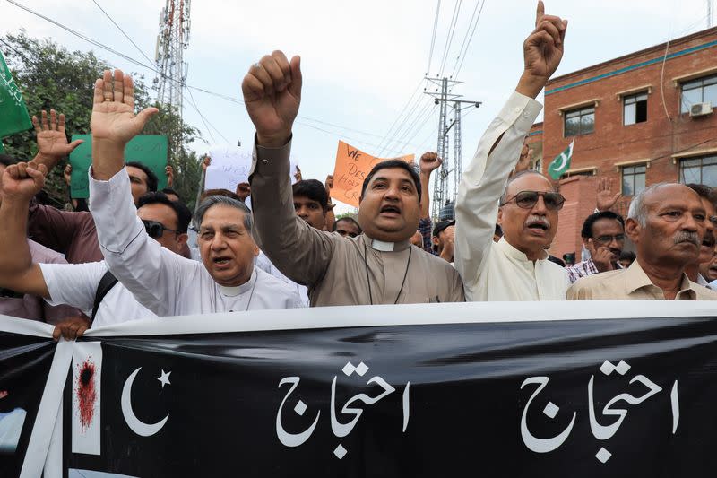 Members of the Christian community condemn the attacks on churches and houses in Jaranwala town, during a protest in Peshawar