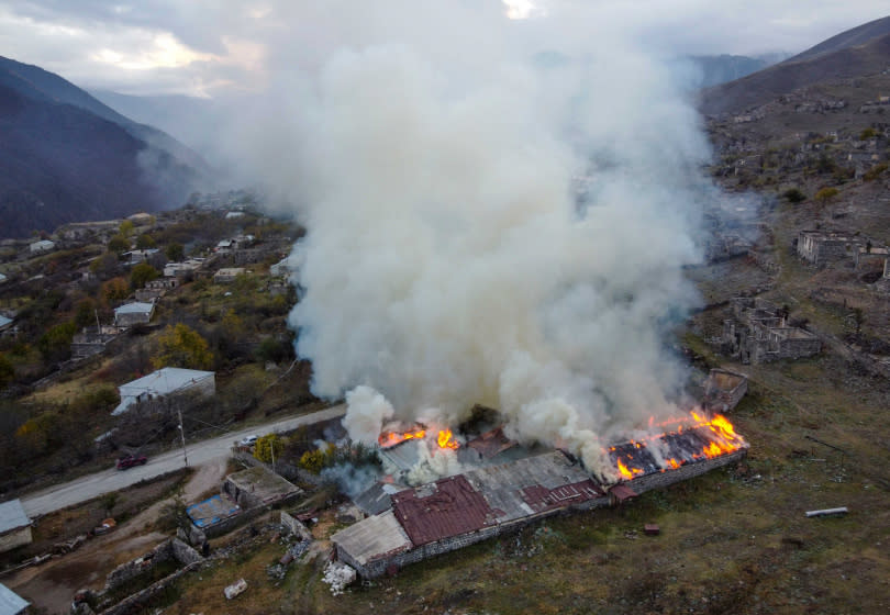 亞美尼亞當地民眾離開親手放火燒掉家園。（圖／達志／美聯社）