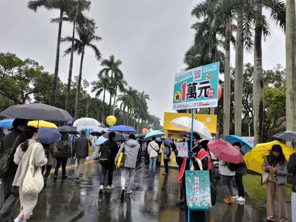 ▲2024台大校徵博覽會，企業廠商提供2萬多個職缺，在淒風苦雨的天氣中，吸引即將成為社會新鮮人的學子求職找工作。（圖／1111人力銀行攝）