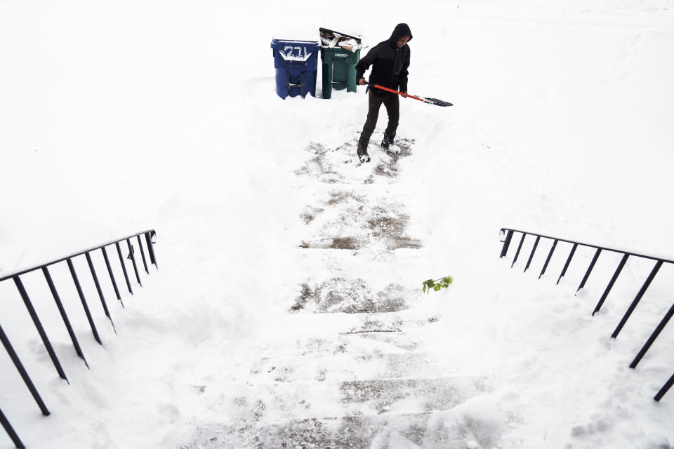 Ahmed Osman palea la nieve en West Side, el 19 de noviembre de 2022 en Buffalo, Nueva York. (Libby March/The Buffalo News vía AP)