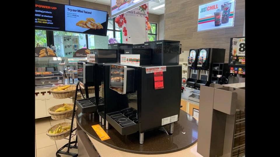 La Orden de Suspensión de Uso en una de las máquinas de café del 7-Eleven en Brickell.