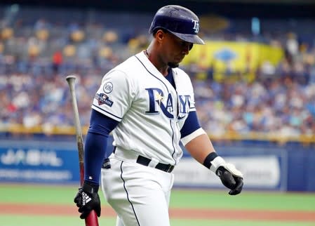 Bottle hurts Yankees' Aroldis Chapman's hand during celebration 