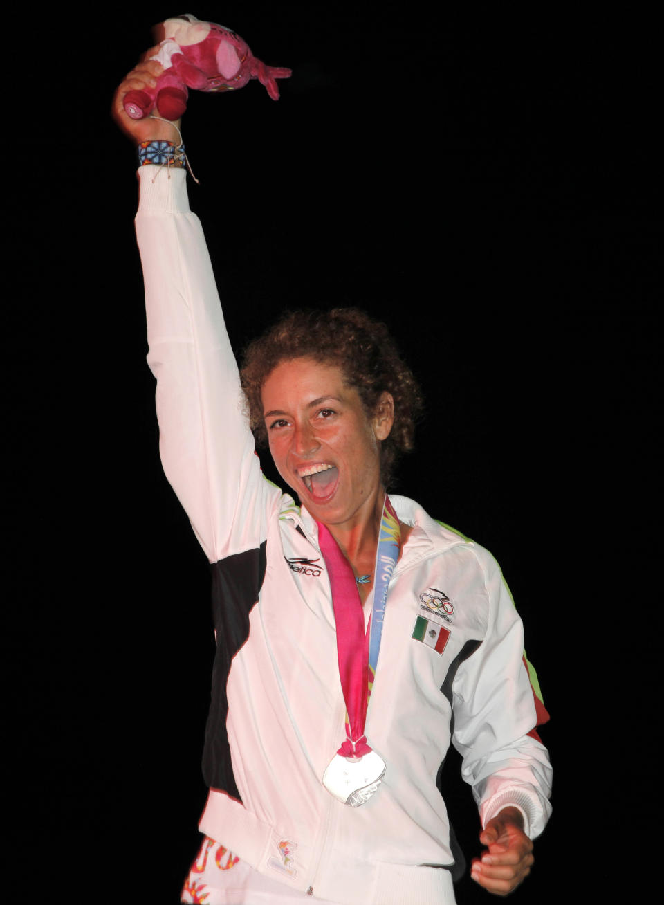 ARCHIVO - La mexicana Demita Vega celebra tras llevarse la medalla de plata en el RS-X de la vela de los Juegos Panamericanos en Puerto Vallarta, México, el 23 de octubre de 2011. (AP Foto/Eduardo Verdugo)