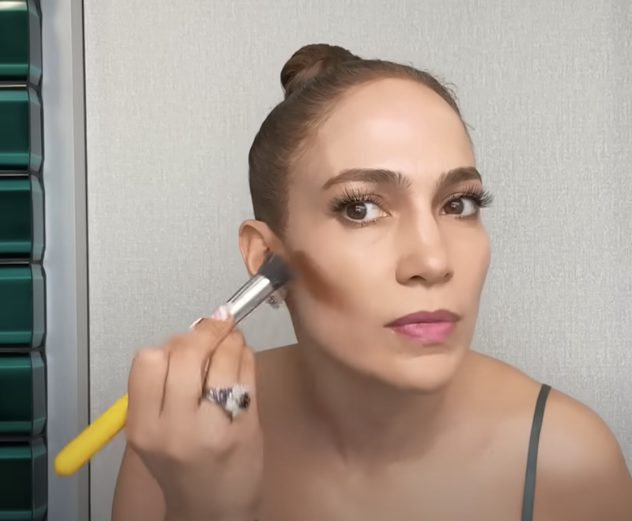 jennifer lopez contouring her face