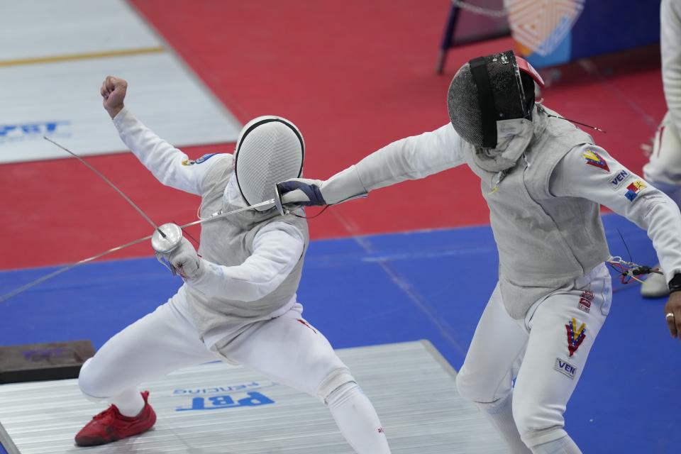 Michael Vázquez, de México, enfrenta al venezolano José Briceño en la semifinal de florete por equipos de los Juegos Centroamericanos y del Caribe, el jueves 6 de julio de 2023, en San Salvador (AP Foto/Arnulfo Franco)