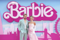 ARCHIVO- Ryan Gosling, izquierda, y Margot Robbie posan a su llegada a la premiere de "Barbie" el 12 de julio de 2023, en Londres. (Scott Garfitt/Invision/AP, archivo)