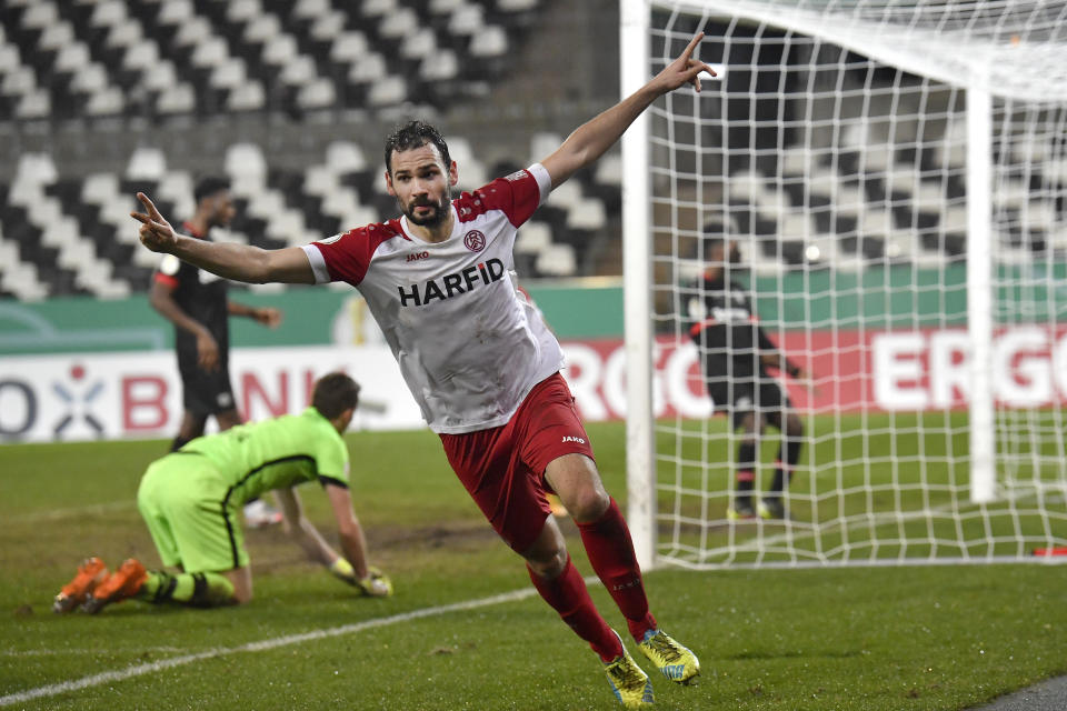 Simon Engelmann del Rot-Weis Essen celebra tras anotar el gol del triunfo para su equipo en el duelo de la Copa de Alemania ante el Bayern Leverkusen el martes 2 de febrero del 2021. (AP Photo/Martin Meissner, Pool)