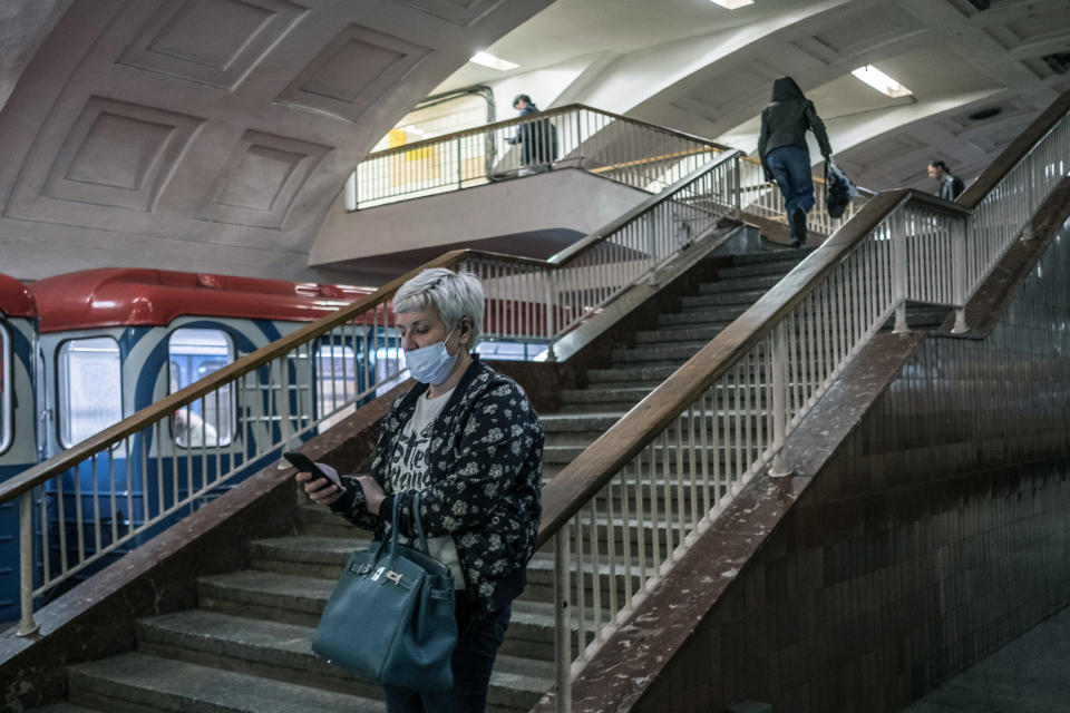 Una mujer revisa su celular en una estación del metro en Moscú el 7 de mayo de 2020. (The New York Times)