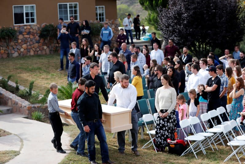 Foto del viernes de a ceremonia previa al entierro de Dawna Ray Langford y sus hijos Trevor y Rogan, asesinados por atacantes desconocidos, en La Mora, Sonora , Mexico