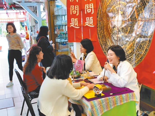 高雄堀江商圈拚轉型，近年打造算命一條街，遊客逐漸回流。（柯宗緯攝）